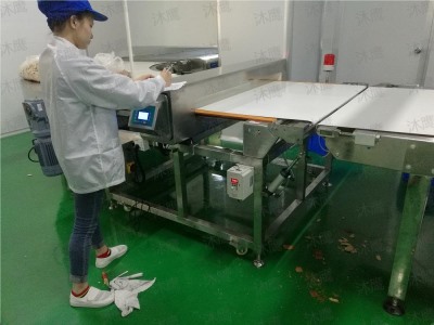 餅干生產(chǎn)線(xiàn)使用金屬檢測機